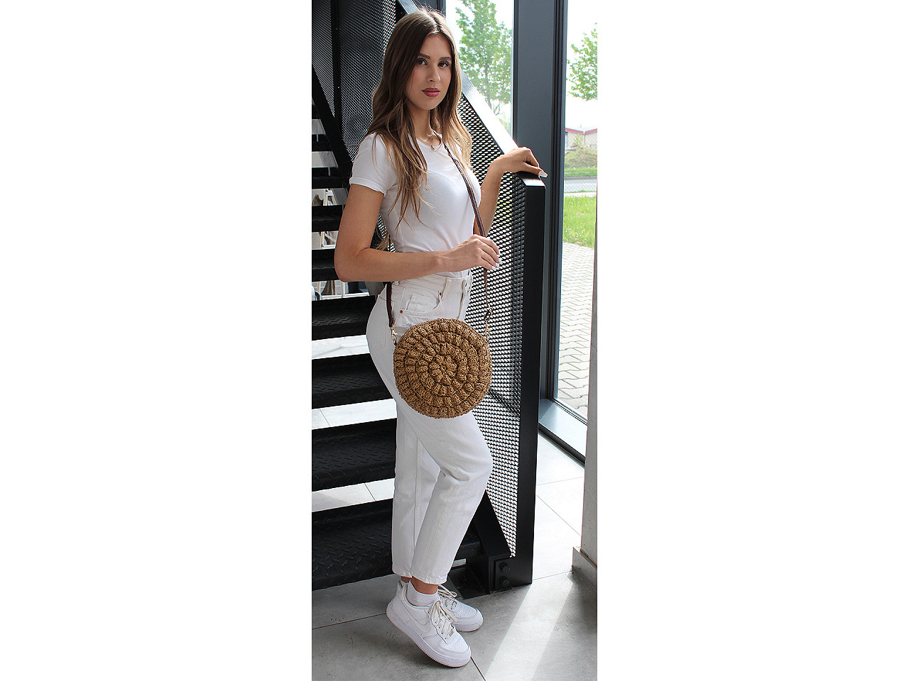 Gehäkelte tasche/umhängetasche mit reißverschluss aus raffia-bast, ø 25 cm - Eis-grün (1 Stück)